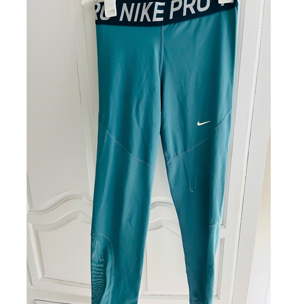 Nike pro leggings size large